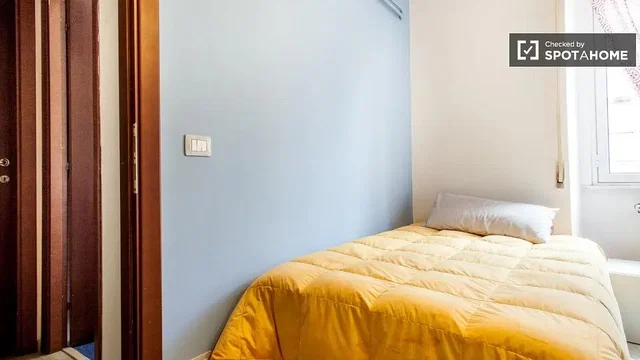 Dormitorio; luz natural, suelo de madera