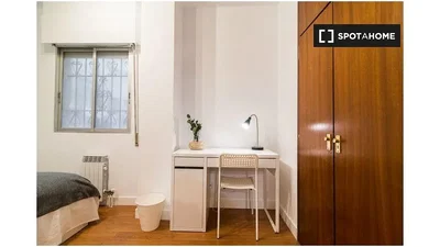 Schlafzimmer; holzboden, tageslicht