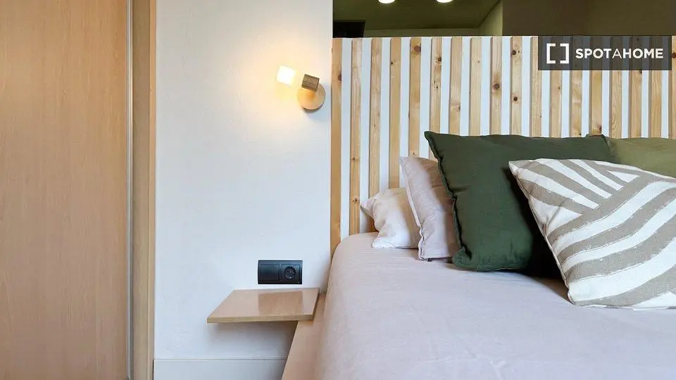 Slaapkamer; houten balken, natuurlijk licht