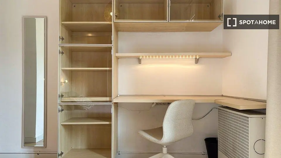 Kamer; houten vloer, moderne stijl, natuurlijk licht