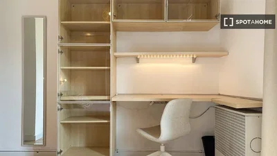 Kamer; houten vloer, moderne stijl, natuurlijk licht