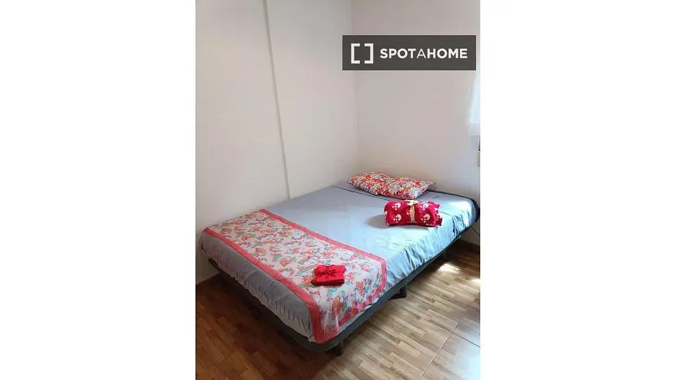Slaapkamer; houten vloer, natuurlijk licht