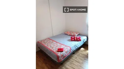 Slaapkamer; houten vloer, natuurlijk licht