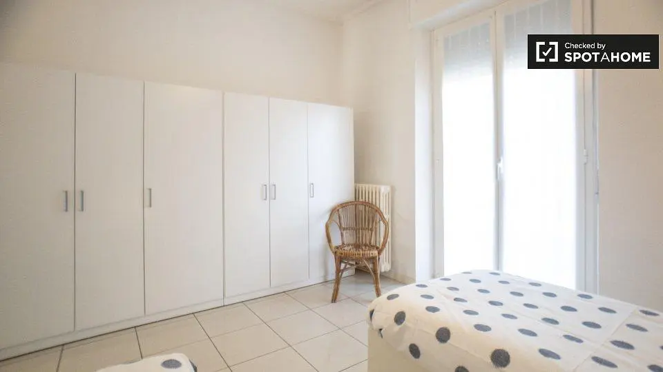 Schlafzimmer; fliesenboden, tageslicht
