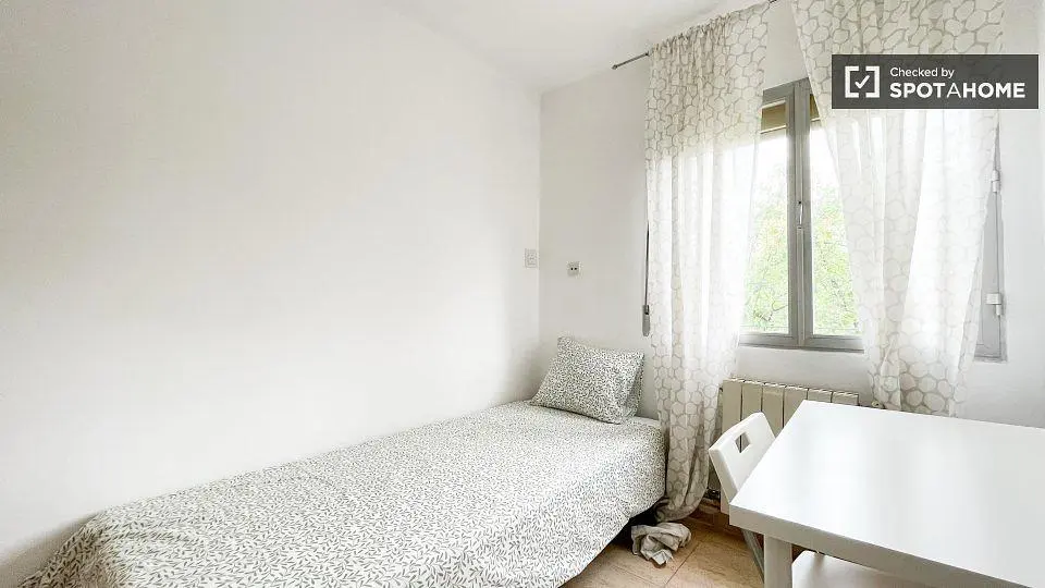 Schlafzimmer; tageslicht, holzboden