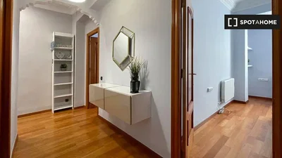 Guardaroba; pavimento in legno, luce naturale