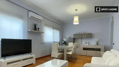 Soggiorno; luce naturale, pavimento in legno, stile moderno