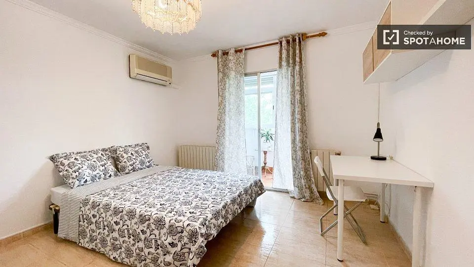 Schlafzimmer; tageslicht, fliesenboden