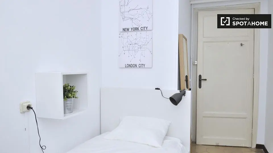 Camera da letto; luce naturale, stile moderno