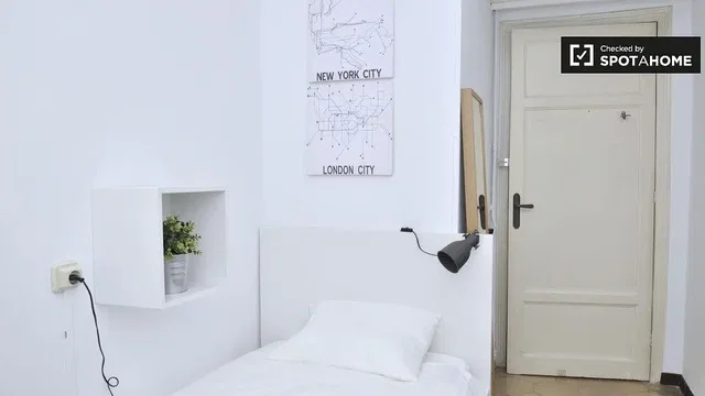Spálňa; prirodzené svetlo, moderný štýl