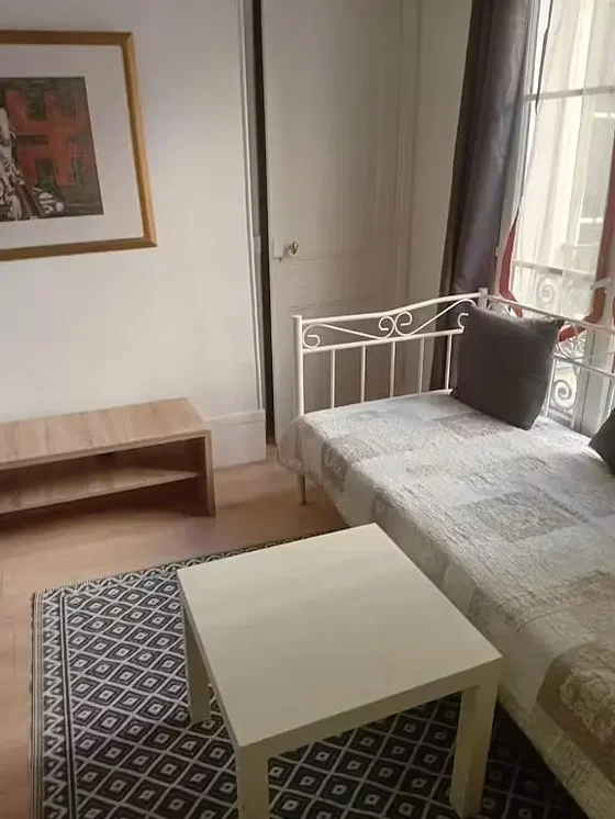 Camera da letto; pavimento in legno, luce naturale