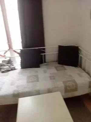 Camera da letto; luce naturale, pavimento in piastrelle
