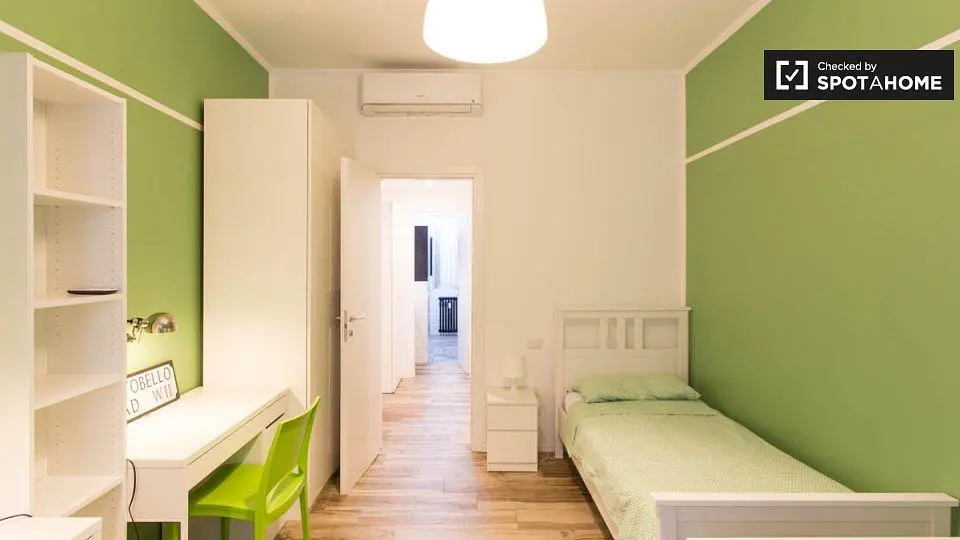 Schlafzimmer; tageslicht, holzboden