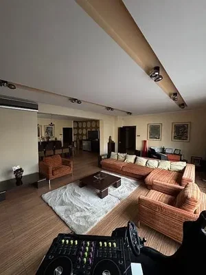 Obývačka; drevená podlaha, prirodzené svetlo