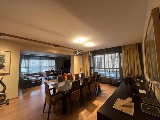 Woonkamer; houten vloer, natuurlijk licht