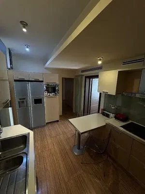 Kuchyňa; kuchynské spotrebiče, dlažba, drevená podlaha, prirodzené svetlo