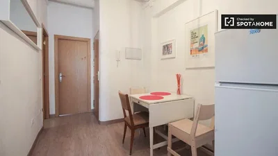 Cucina; elettrodomestici, pavimento in legno, luce naturale