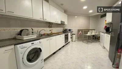 Кухиња; кухињски апарати, плочице, природно светло