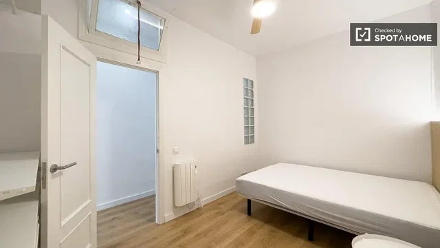 Camera da letto; luce naturale, pavimento in legno