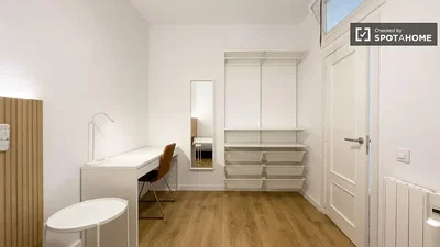 Camera da letto; pavimento in legno, luce naturale
