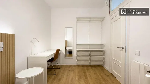 Camera da letto; pavimento in legno, luce naturale