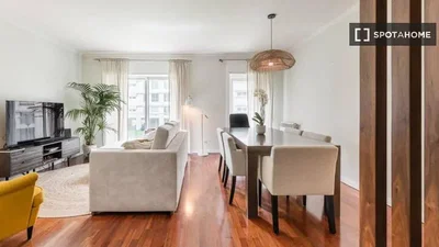 Wohnzimmer; holzboden, tageslicht, moderner stil