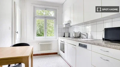Küche; küchengeräte, tageslicht, fliesenboden