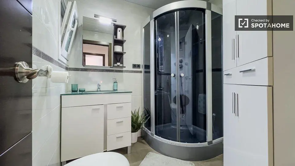 Salle de bain; carrelage, rénové, lumière naturelle