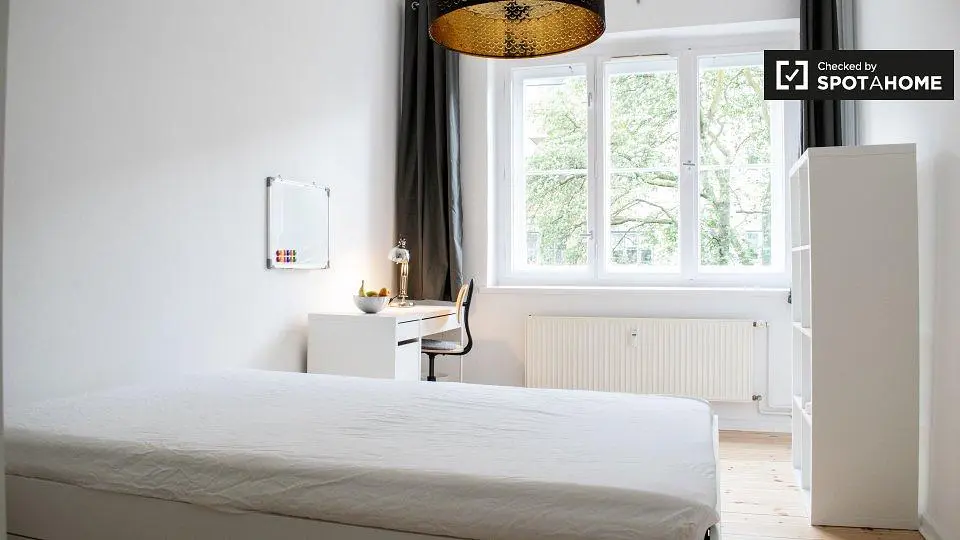 Chambre; lumière naturelle, parquet