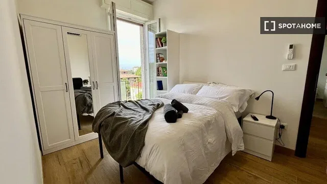 Camera da letto; luce naturale, pavimento in legno
