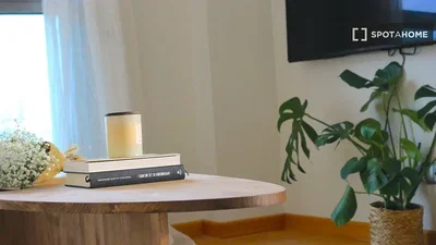 Oturma odası; doğal ışık, modern stil, ahşap zemin