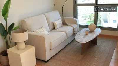 Oturma odası; doğal ışık, modern stil