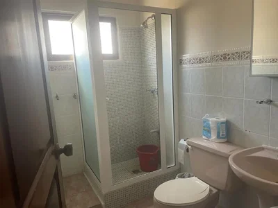 Toalet; pločice, prirodno svjetlo