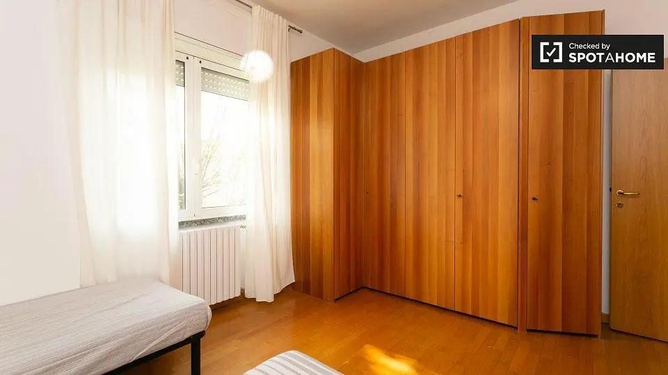 Schlafzimmer; tageslicht, holzboden