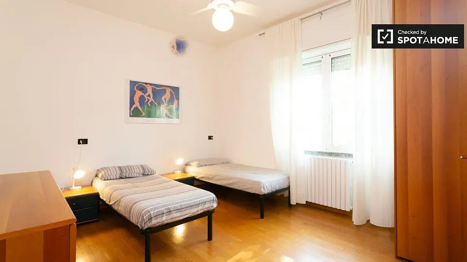 Schlafzimmer; holzboden, tageslicht
