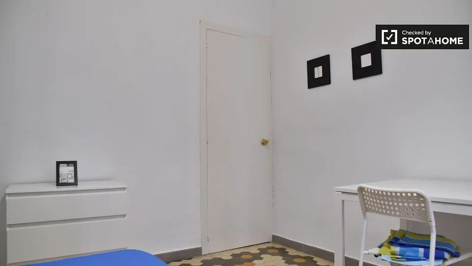 Schlafzimmer; tageslicht, renovierungsbedürftig