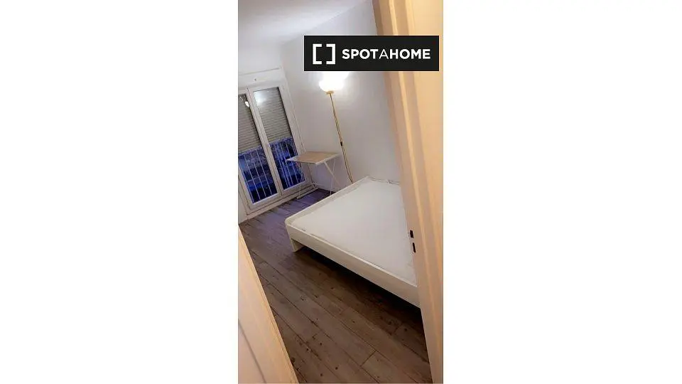 Schlafzimmer; holzboden, tageslicht