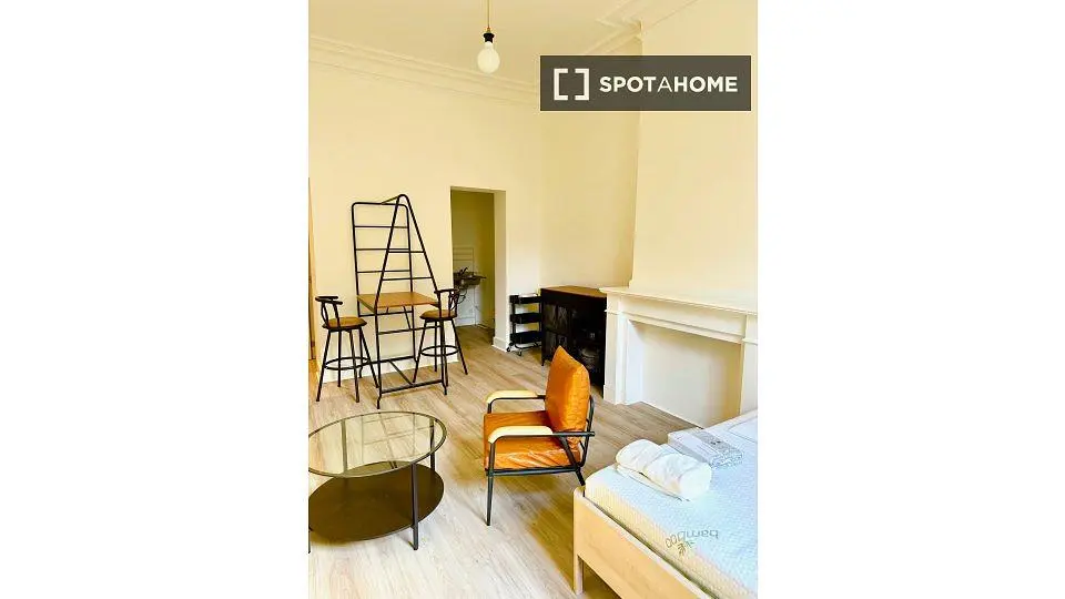 Soggiorno; luce naturale, pavimento in legno, stile moderno