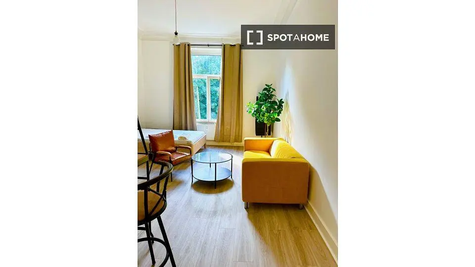 Soggiorno; pavimento in legno, luce naturale