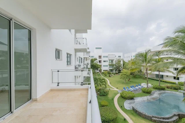Balkon; výhled, dlažba, přirozené světlo