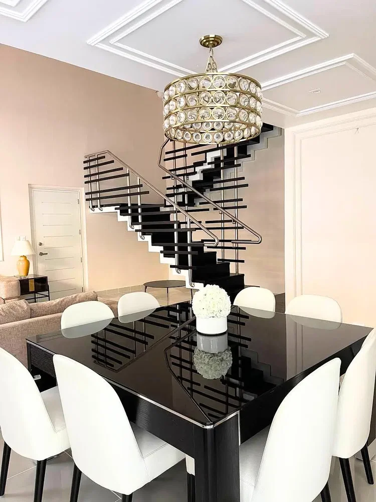 Woonkamer; moderne stijl, houten balken, hoge plafonds, natuurlijk licht