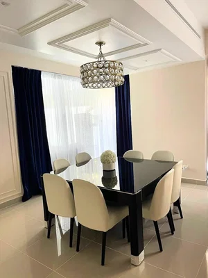 Woonkamer; tegelvloer, natuurlijk licht
