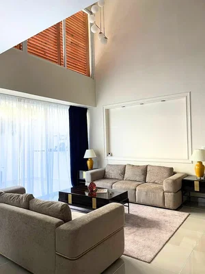Woonkamer; hoge plafonds, natuurlijk licht, tegelvloer