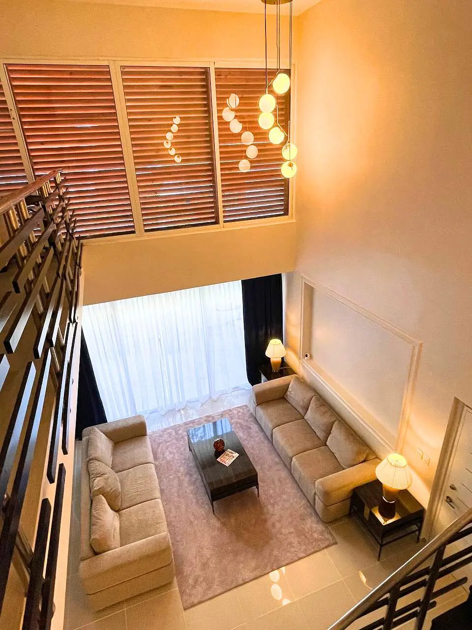 Woonkamer; natuurlijk licht, hoge plafonds, tegelvloer