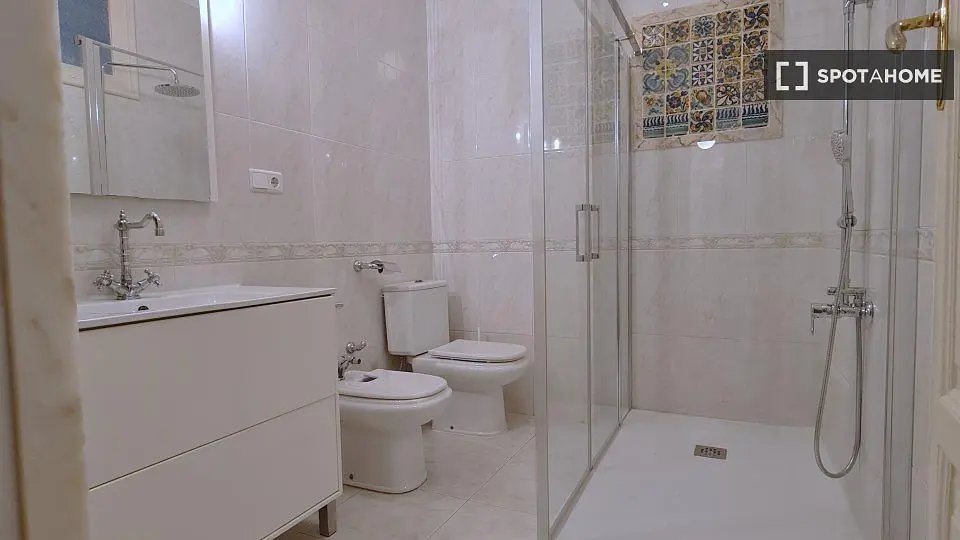 مرحاض; أرضية من البلاط, مجدد, ضوء طبيعي