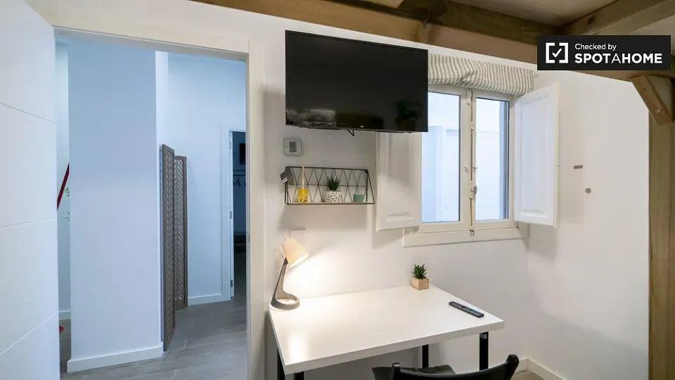 Slaapkamer; natuurlijk licht, tegelvloer