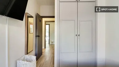 Woonkamer; houten vloer, natuurlijk licht