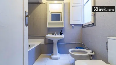 Badkamer; tegelvloer, natuurlijk licht