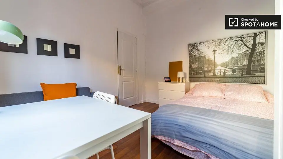 Slaapkamer; houten vloer, natuurlijk licht, moderne stijl