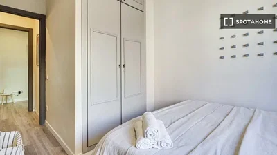 Slaapkamer; houten vloer, natuurlijk licht, gerenoveerd